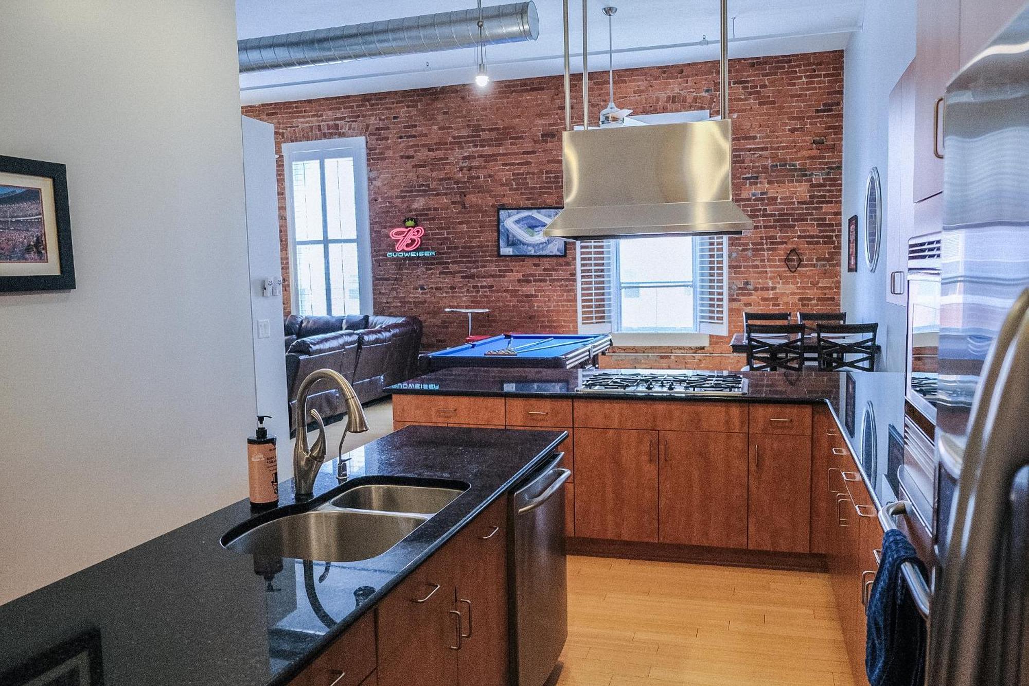 شقة Modern Lofts Next To Georgia St. & Convention Ctr. إنديانابوليس الغرفة الصورة
